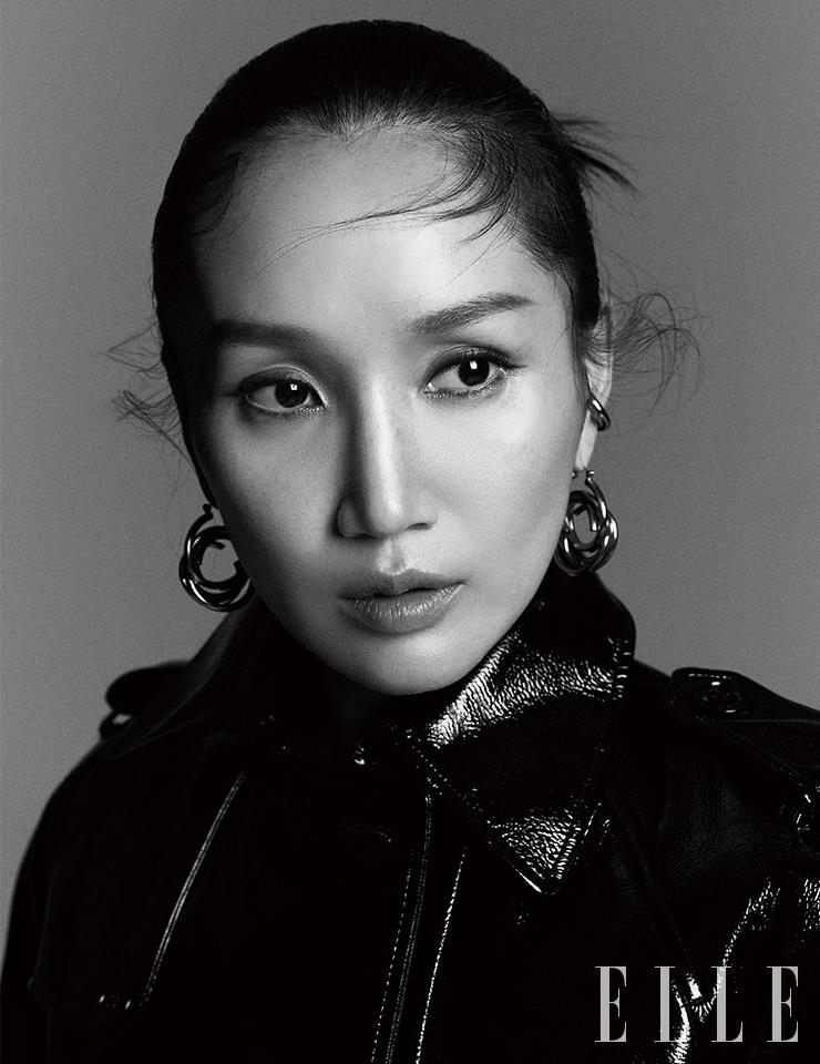 페이턴트 트렌치코트는 Michael Kors Collection. 이어링과 이어 커프는 모두 Portrait Report.