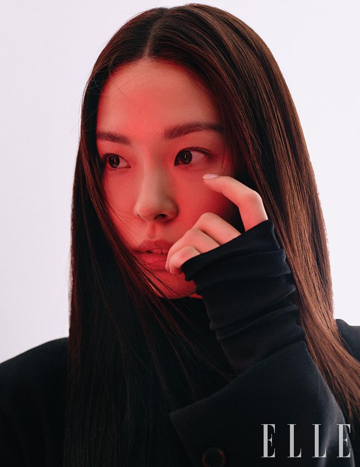 블랙 롱 코트와 이너 웨어로 입은 터틀넥 톱은 모두 The Row.