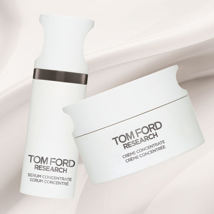 (왼쪽) 카페인과 화이트 포슬린 카카오, 폴리페놀, 글리콜산과 젖산이 들어 있어 피부 생기 부스팅 효과를 극대화한다. 세련된 무광 화이트 패키지에 마그네틱 뚜껑이라 사용 시 만족감을 더하는 톰 포드 리서치 세럼 컨센트레이트, 41만원대. (오른쪽) 톰 포드의 원 픽 아이템! 카페인과 알개 추출물, 히알루론산을 더해 피부 개선은 물론 진정과 보습까지 책임지는 톰 포드 리서치 크림 컨센트레이트, 51만원대, 모두 Tom Ford Beauty. 