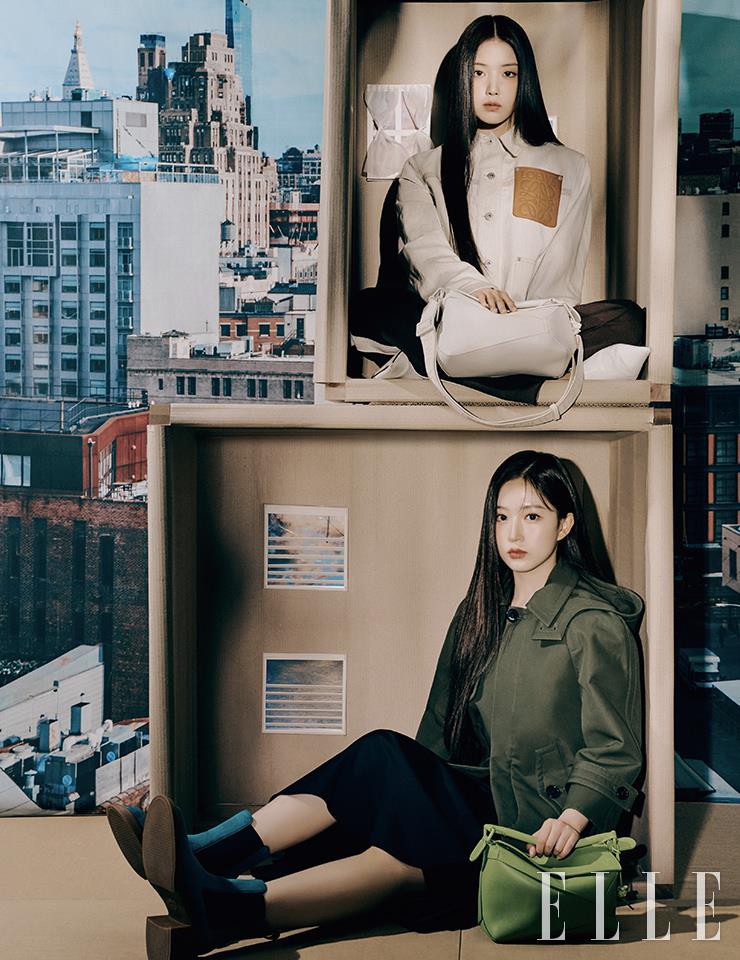 지우가 입은 워크웨어 재킷과 트랙수트 팬츠, 애너그램 힐 뮬, 스몰 퍼즐 엣지 모노크램 백, 해원이 입은 후디드 파카와 드레이프 미디 스커트, 첼시부츠, 스몰 퍼즐 엣지 모노크롬 백은 모두 Loewe.