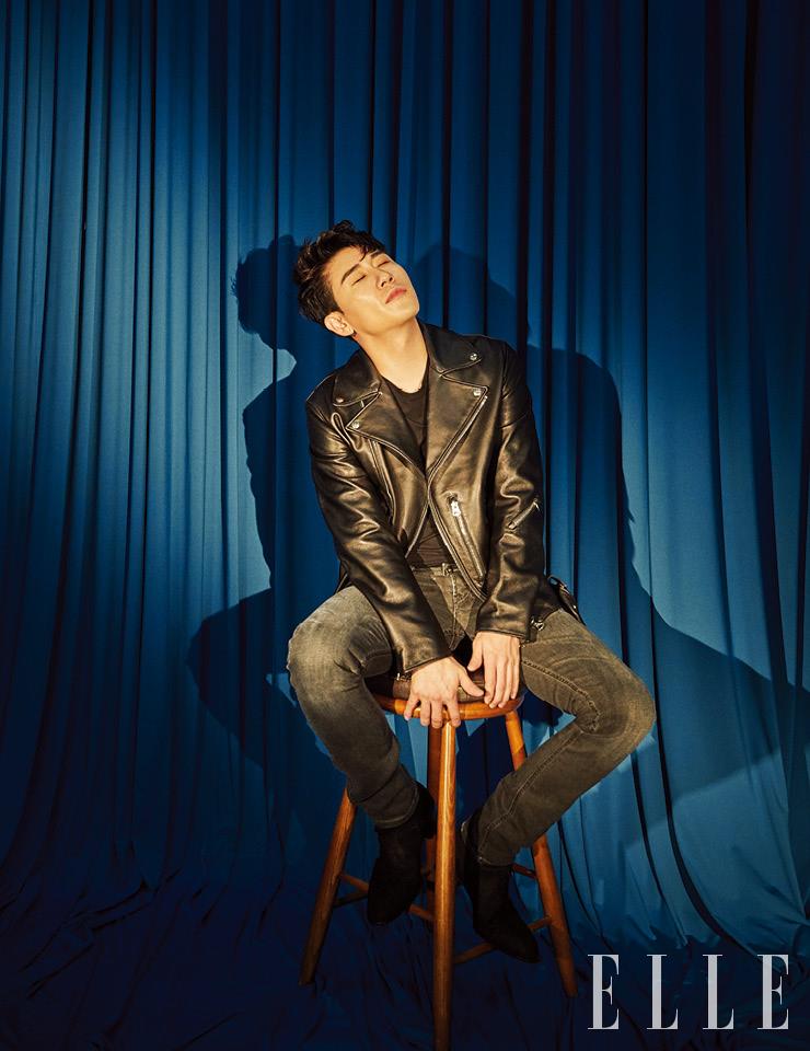 영탁이 입은 라이더 재킷은 Acne Studios. 블랙 티셔츠는 스타일리스트 소장품. 블랙 데님 팬츠는 Diesel. 슈즈는 Giuseppe Zanotti.