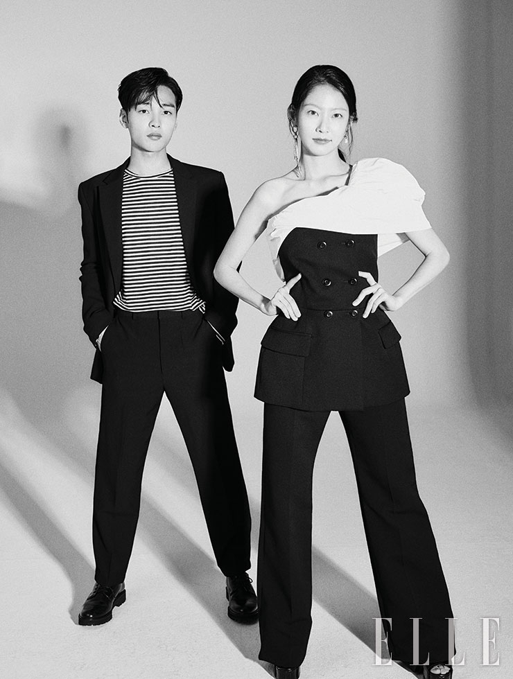 김민재가 입은 블랙 수트는 System Homme. 스트라이프 티셔츠는 스타일리스트 소장품. 슈즈는 Bananafit. 공승연이 입은 원 오프숄더 톱과 뷔스티에, 테일러드 팬츠, 오픈 토 슈즈는 모두 Givenchy. 