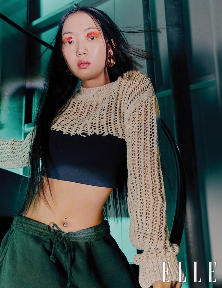 지효가 입은 블랙 브라톱과 베이지 니트는 모두 스타일리스트 소장품. 그린 트레이닝 팬츠는 Sporty & Rich.
