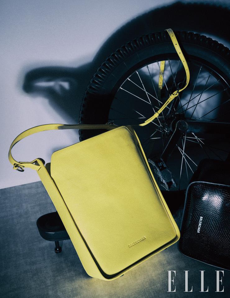 두 가지 스타일의 ‘툴 2.0 백’은 Balenciaga.