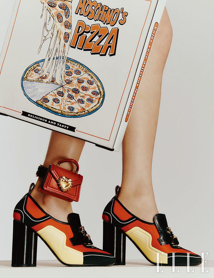  피자 박스를 닮은 백은 1백21만원, Moschino. 앵클릿처럼 연출한 마이크로 백은 가격 미정, Dolce & Gabbana. 스포티 패턴의 하이힐 로퍼는 1백45만원, Louis Vuitton. 