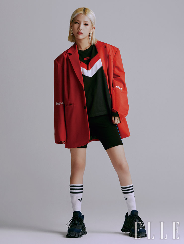소연이 입은 재킷은 Charm’s. 티셔츠는 Levi’s. 바이커 쇼츠는 Opening CeremonyxYoox. 양말은 Adidas Originals. 스니커즈는 Prada.