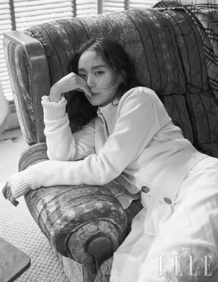 전도연 데뷔 20주년을 기념한 <엘르> 2017년 12월호 커버와 화보. photo by 김희준