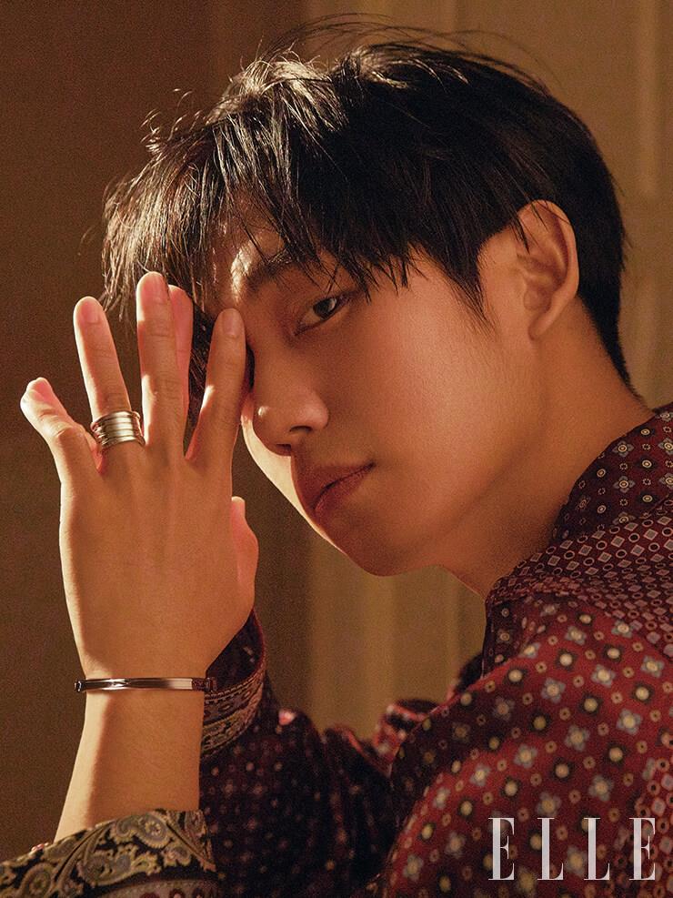 화이트골드 소재와 볼드한 디자인이 어우러진 비제로원 링과 브레이슬렛은 모두 Bvlgari. 호화로운 패턴의 실크 셔츠는 Alexander McQueen by Mue.