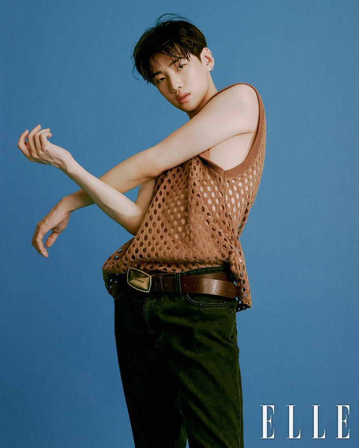 펀칭 슬리브리스는 스타일리스트 소장품, 블랙 진은 GRAVER, 빅 버클 벨트는Dsquared2.