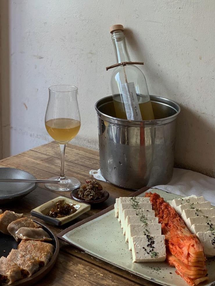 막걸리를 이렇게 예쁘게 먹을 수 있답니다. 흑임자 두부도 이곳의 매력을 고스란히 보여주는 메뉴라 생각해요. (사진 복덕방 제공)