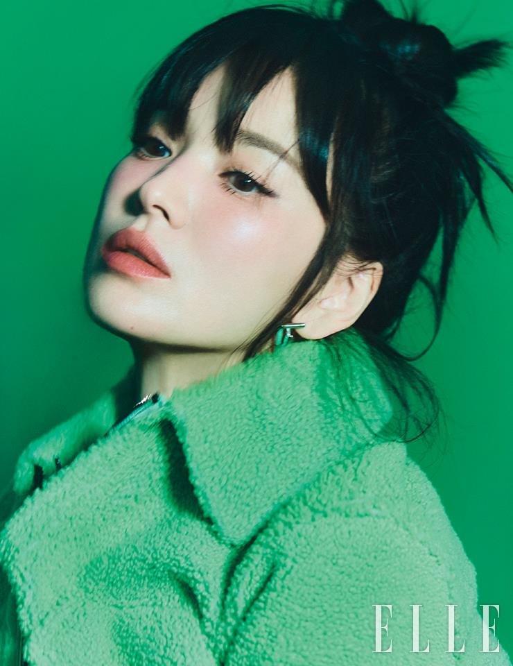 그린 컬러의 시어링 재킷과 F 모티프의 이어링은 모두 Fendi.
