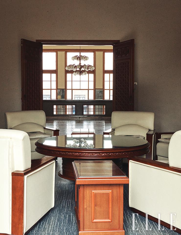 1층 로비와 같은 면적의 2층 중앙 로비를 지나면 도지사실이다. 평면상 도지사실 일부를 외부로 돌출시켜 중심성을 높였다.