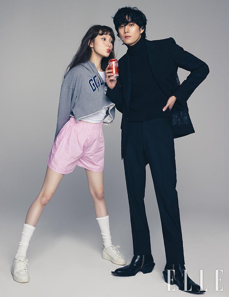 이성경이 입은 크롭트 후디와 슈즈는 모두 Golden Goose. 쇼츠는 Arket. 이너 톱과 삭스는 모두 스타일리스트 소장품. 김영대가 입은 재킷과 팬츠, 슈즈는 모두 Dolce & Gabbana. 터틀넥은 스타일리스트 소장품.