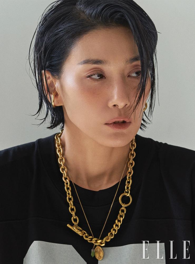 레터링 티셔츠는 Gucci. 볼드한 링크 네크리스는 Numbering. 이어 커프는 Portrait Report. 레이어드한 네크리스는 스타일리스트 소장품.