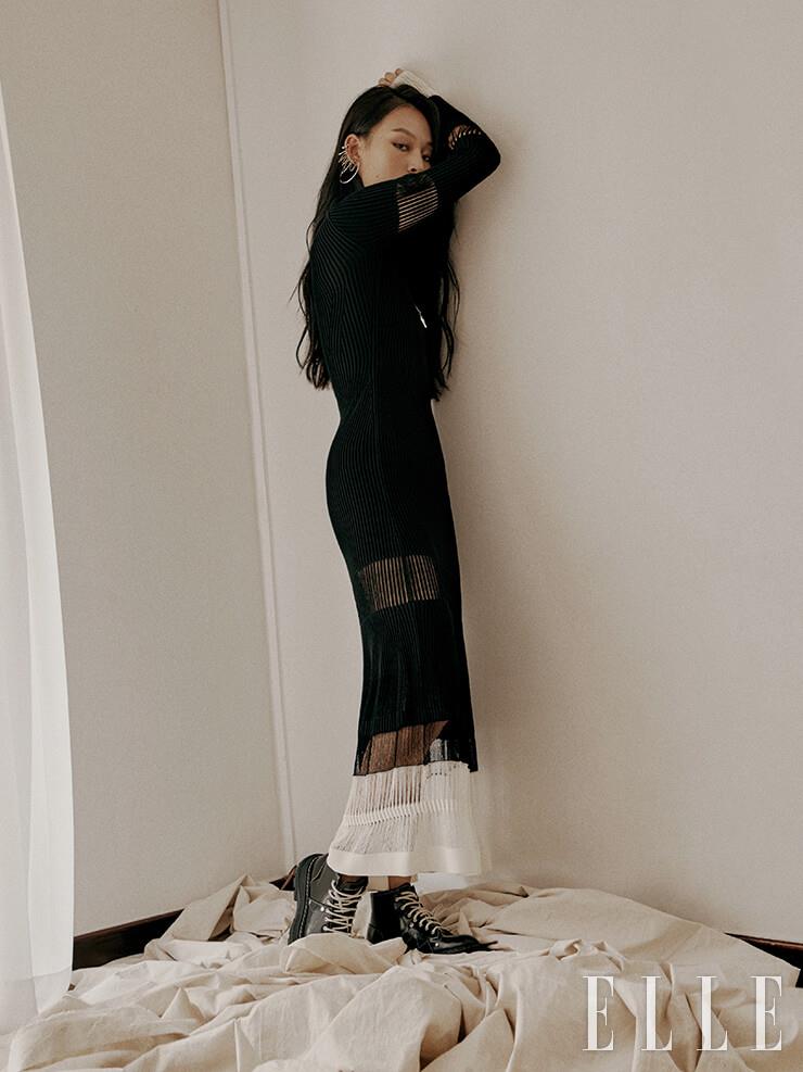 니트 블랙 드레스는 4백71만원, 이어 커프는 89만원, 레이스업 부츠는 1백23만원, 모두 Alexander McQueen. 