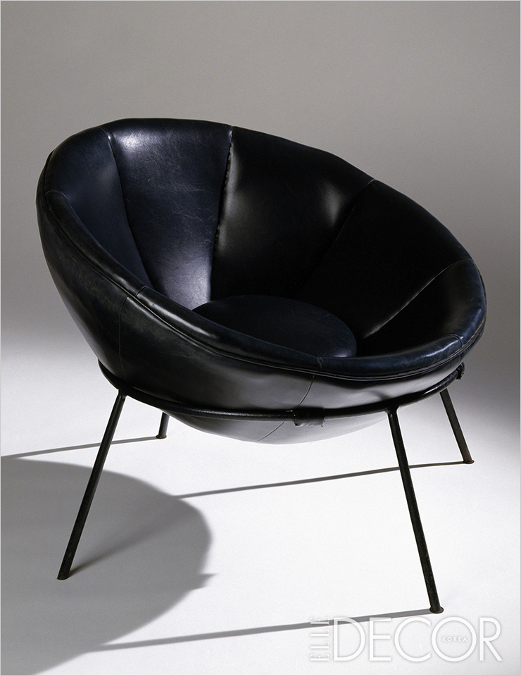 인체 비율을 고려한 볼 체어(Bowl Chair)는 뉴욕 모마(MOMA) 소장품 중 하나이다.