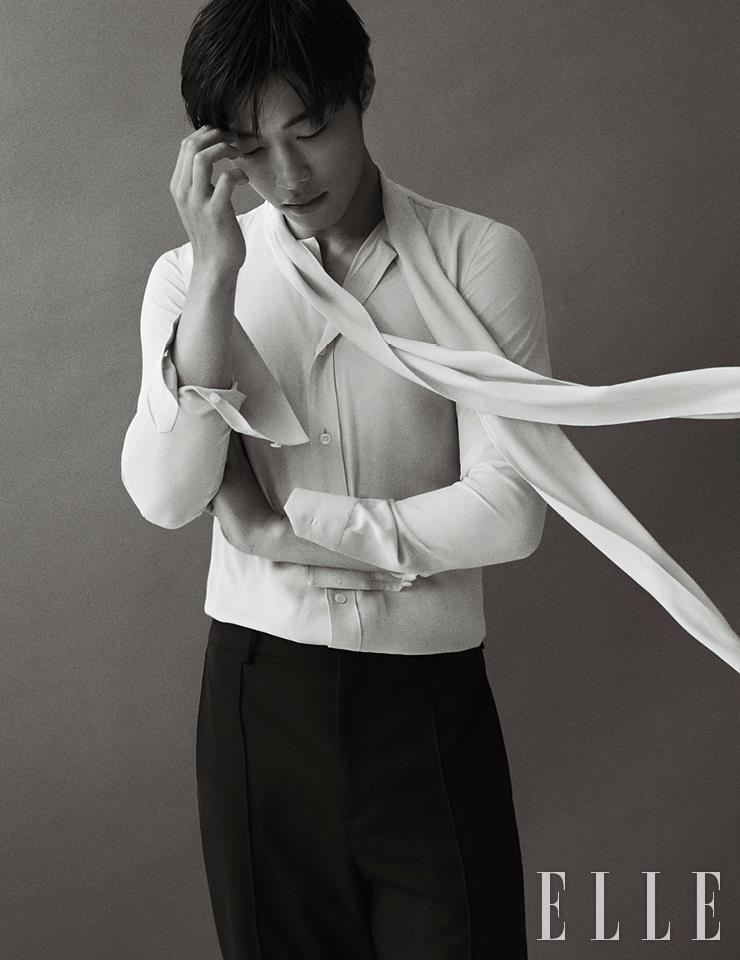 크림 블라우스와 팬츠는 모두 Celine. 