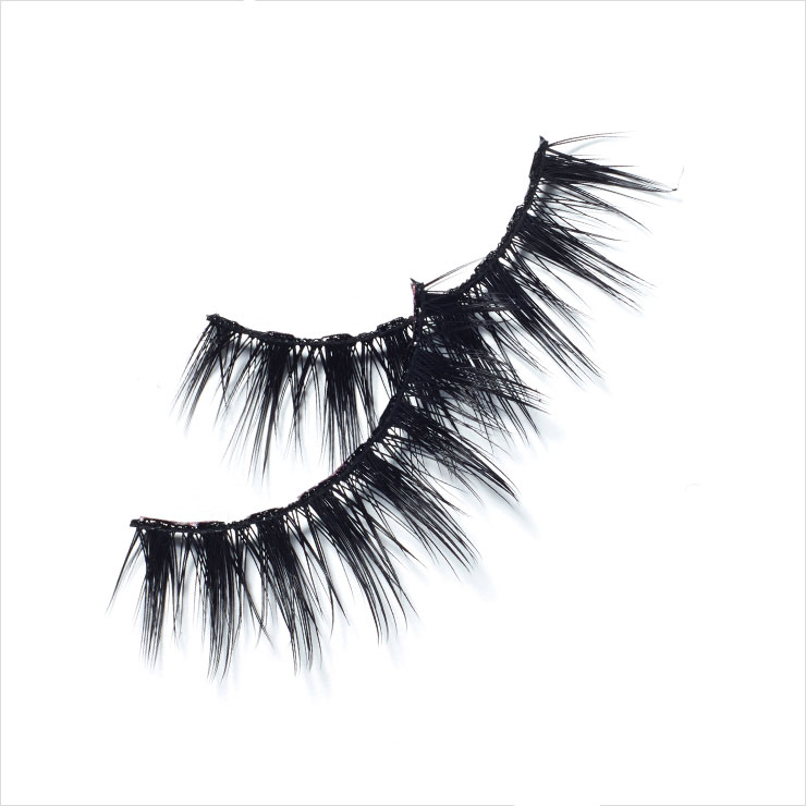 ‘X’ 자 형태로 겹쳐져 더욱 드라마틱한 포 밍크 래쉬, 14 노엘, 4만원, Huda Beauty by Sephora.