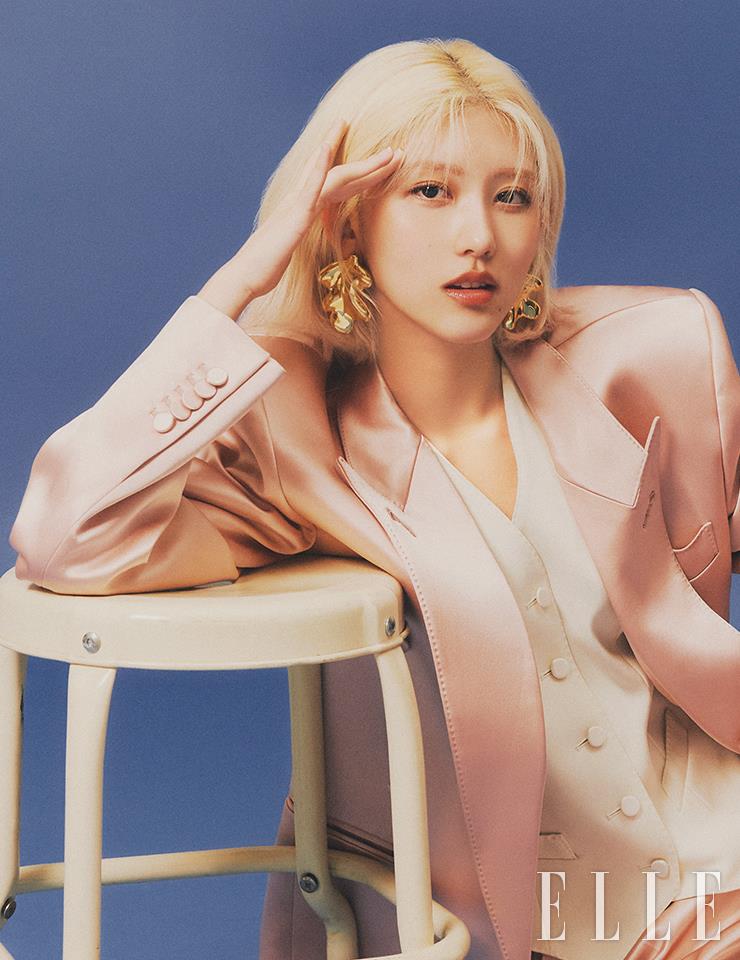 화이트 베스트와 핑크 재킷 팬츠는 모두 Gucci. 이어링은 Jil Sander.
