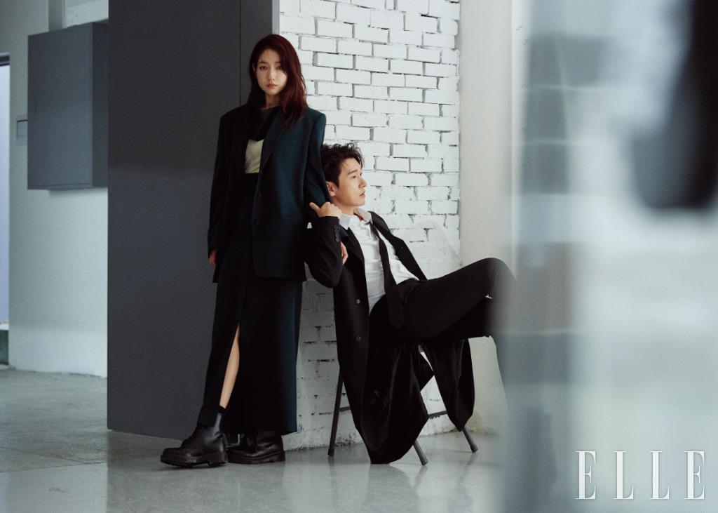 박신혜가 입은 오버사이즈 핏 재킷과 스커트는 모두 Juun.J. 이너 톱은 Ych. 워커는 Dr. martens. 조승우가 입은 화이트 셔츠와 블랙 코트, 블랙 팬츠, 블랙 타이는 모두 Prada.