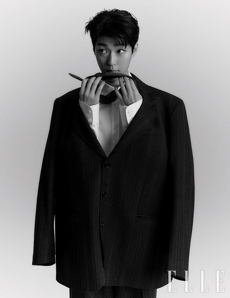 수트는 Raf Simons by G.Street 494 Homme. 셔츠는 Maison Margiela. 타이는 스타일리스트 소장품.