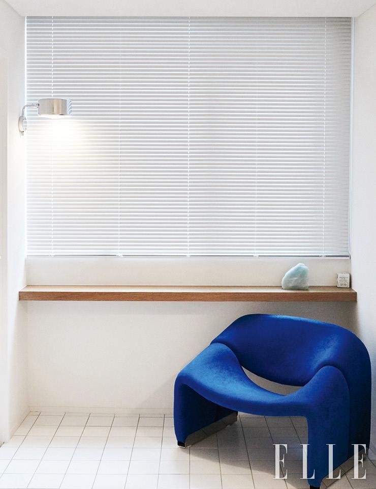 베란다 벽을 허물어 휴식 공간을 만들었다. 체어는 Pierre Paulin.