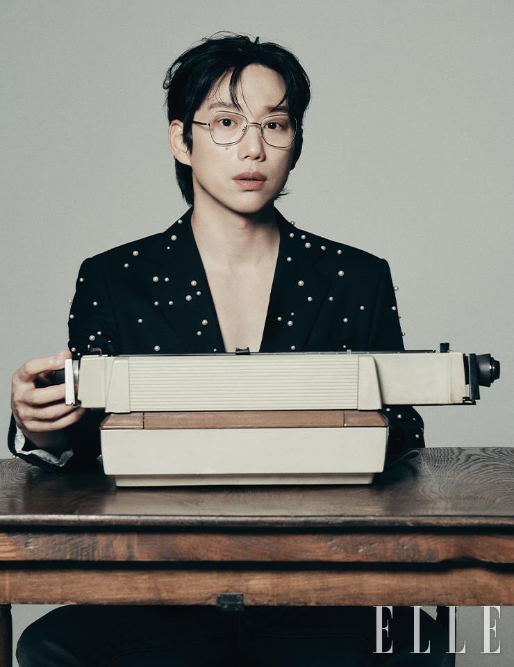 재킷은 Studio Guage. 안경은 Manomos classic.