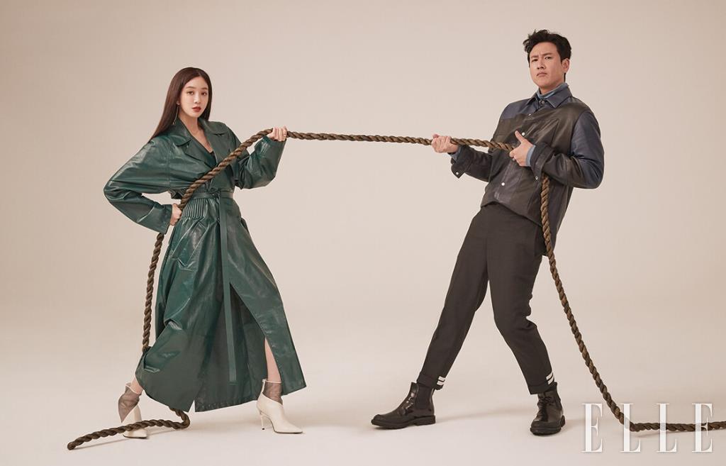 려원이 입은 그린 컬러의 레더 트렌치코트는 Bottega Veneta. 화이트 앵클부츠는 Jimmy Choo. 이선균이 입은 가죽 재킷과 이너 웨어는 Hermès. 바지는 Neil Barrett. 슈즈는 Tod’s.