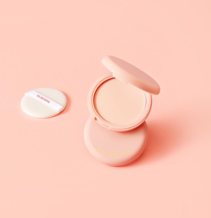 쏘내추럴 피치 데오 팩트 - 다공성 파우더가 얇은 막을 만들며 땀과 유분을 흡수해 겨드랑이를 보송하게 해주고 상큼한 복숭아 향을 남긴다. 피치 베이지 색은 톤업 효과가 있다. 10g, 1만8천원.