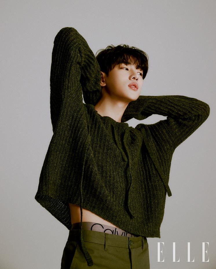 차콜 컬러 크롭트 니트는 Prada. 카키 컬러 하프 팬츠는 Fred Perry. 