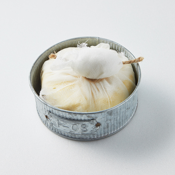 철통에 담긴 부드러운 브리 치즈케이크는 1만2천원.