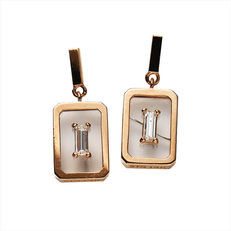 스몰 사이즈의 이어링은 29만8천원, Stonehenge.