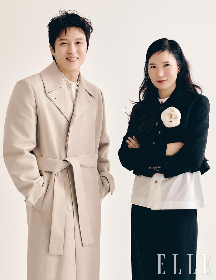 남성현이 입은 코트와 팬츠는 모두 COS. 니트는 Frizm Works. 셔츠는 스타일리스트 소장품. 주기쁨이 입은 재킷은 Recto. 셔츠는 Vivienne Westwood. 팬츠는 스타일리스트 소장품.