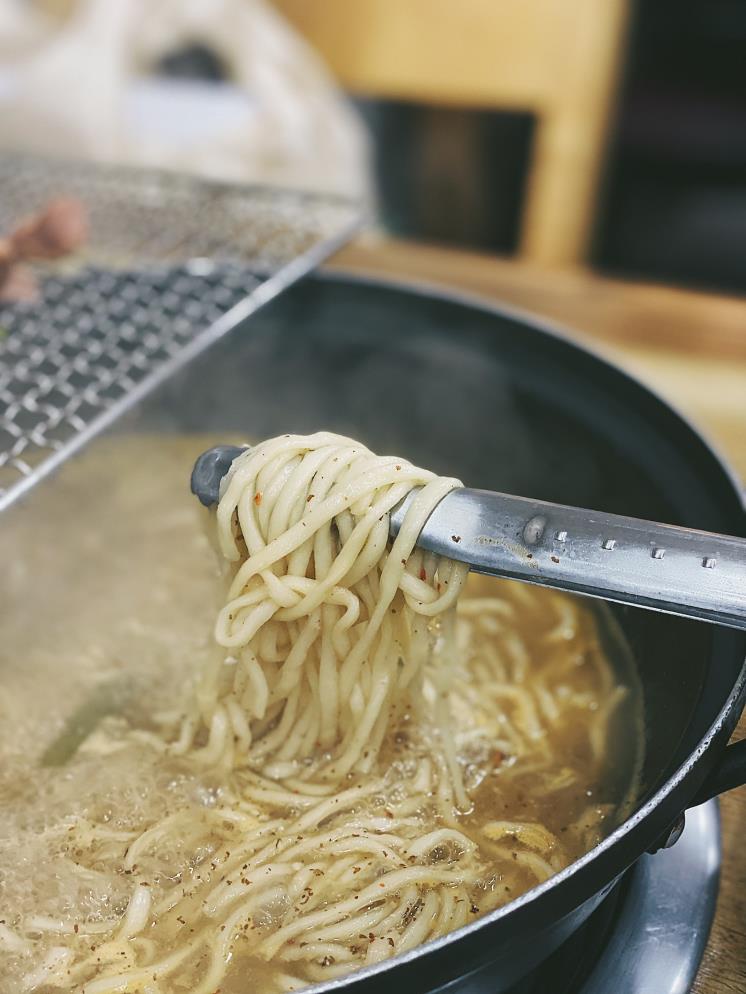 오리를 다 먹은 후 칼국수!