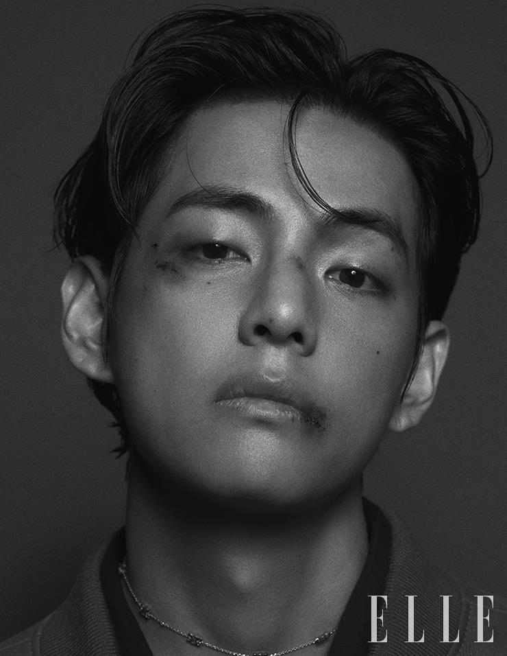 빈티지 램스킨 재킷과 셔츠, 로고 장식의 초커는 모두 Celine Homme.