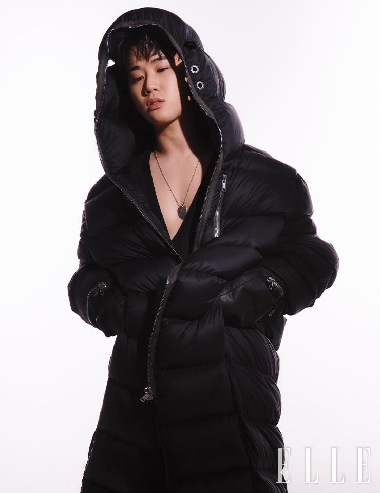 블랙 컬러 롱 패딩 점퍼와 톱, 팬츠, 글러브는 모두 Rick Owens.