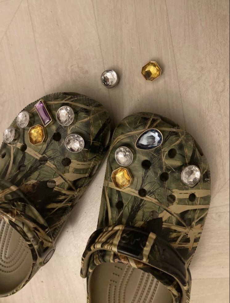 클래식 리얼트리&reg; V2은 6만4900원, 지비츠&trade;참은 개당 5천원 by Crocs