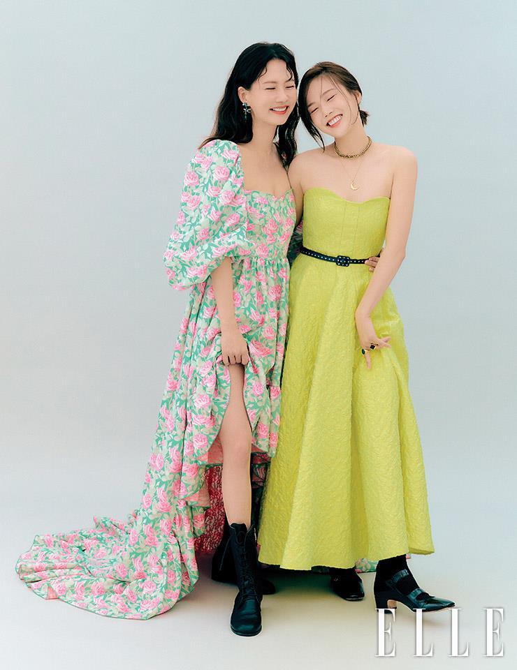 박소현이 입은 플라워 드레스는 Lang & Lu. 이어링은 Ports 1961. 워커는 Shoe by Choi. 효정이 입은 튜브 드레스와 메리 제인 슈즈, 초커는 모두 Dior.