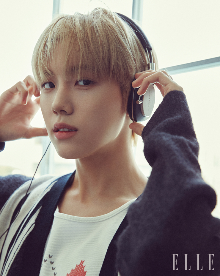 성민이 입은 카디건은 Allsaints. 이너 웨어 톱은 From Arles. 