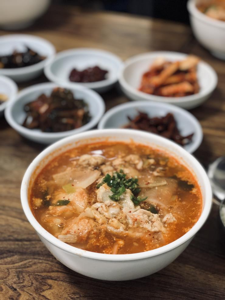 춘선네- 이 한그릇을 먹기 위해 속초에 왔다고 해도 용서될 맛, 곰치국