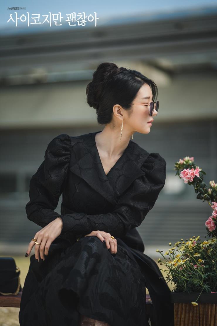 드라마 <사이코지만 괜찮아> 속 서예지는 아워 글라스 실루엣을 즐겨 입는다. @ tvN