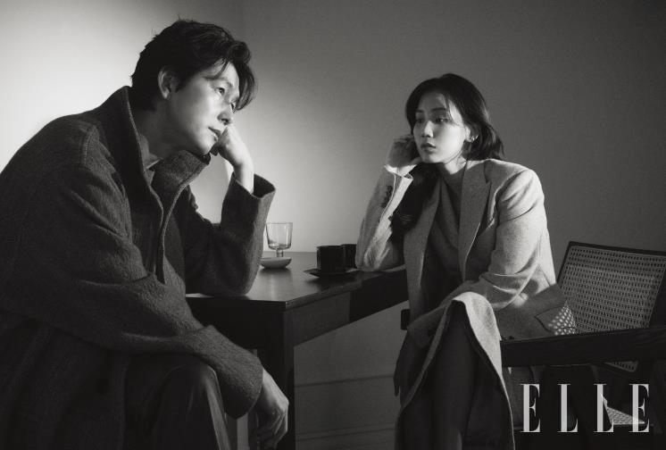 정우성이 입은 롱 코트는 Lemaire. 이너 웨어 티셔츠는 Tom Ford. 팬츠는 Tod’s. 신현빈이 입은 재킷과 베스트, 스커트는 모두 Jaybaek Couture. 이어 커프는 Hyeon.K.
