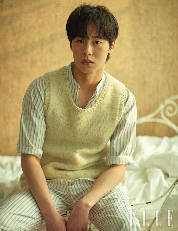 화이트 스트라이프 반팔 셔츠와 팬츠는 모두 Salvatore Ferragamo. 아이보리 니트 베스트 톱은 Our Legacy by Beaker.