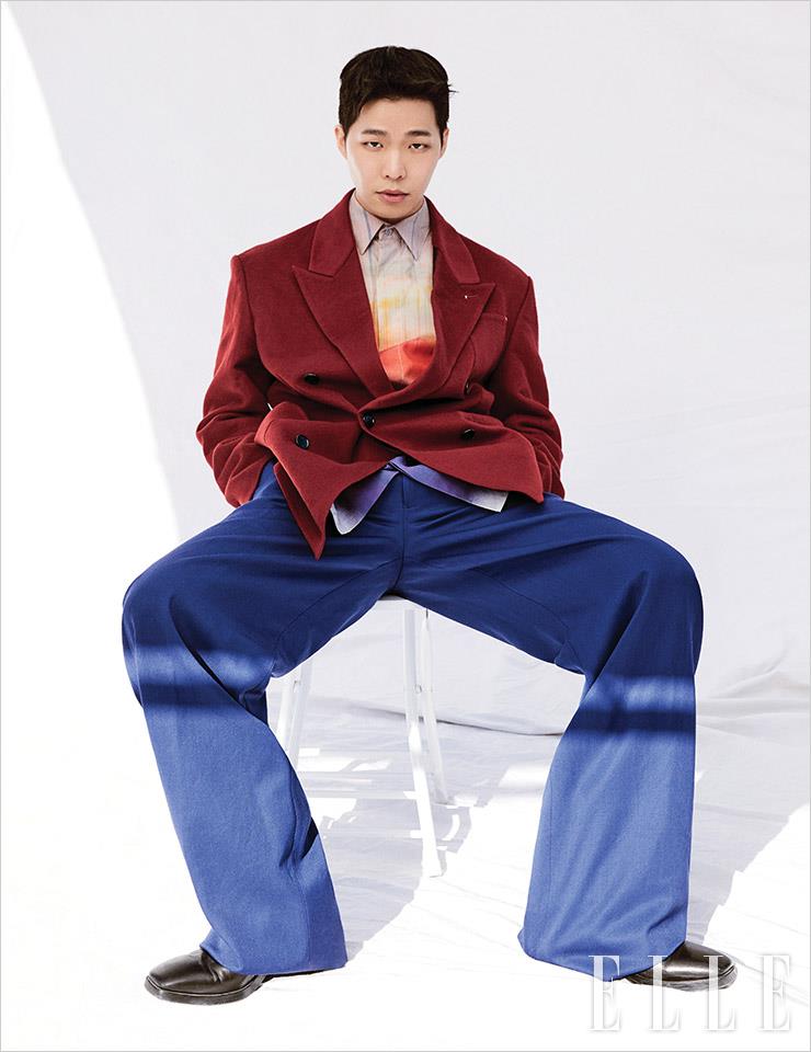 벨벳 재킷과 추상적인 프린트의 셔츠, 블루 팬츠는 모두 Berluti. 슈즈는 본인 소장품.