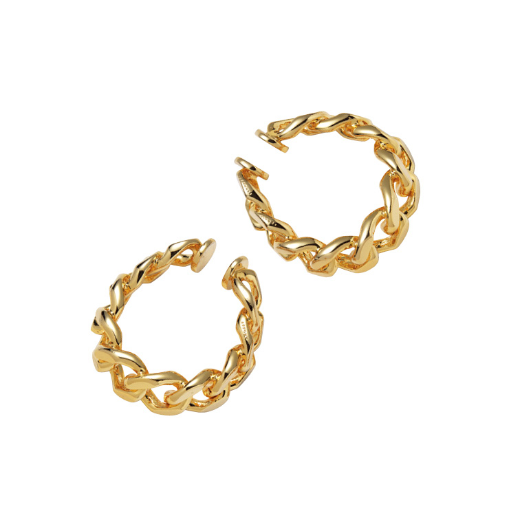 체인 모티프의 골드 이어링은 21만원, Portrait Report.