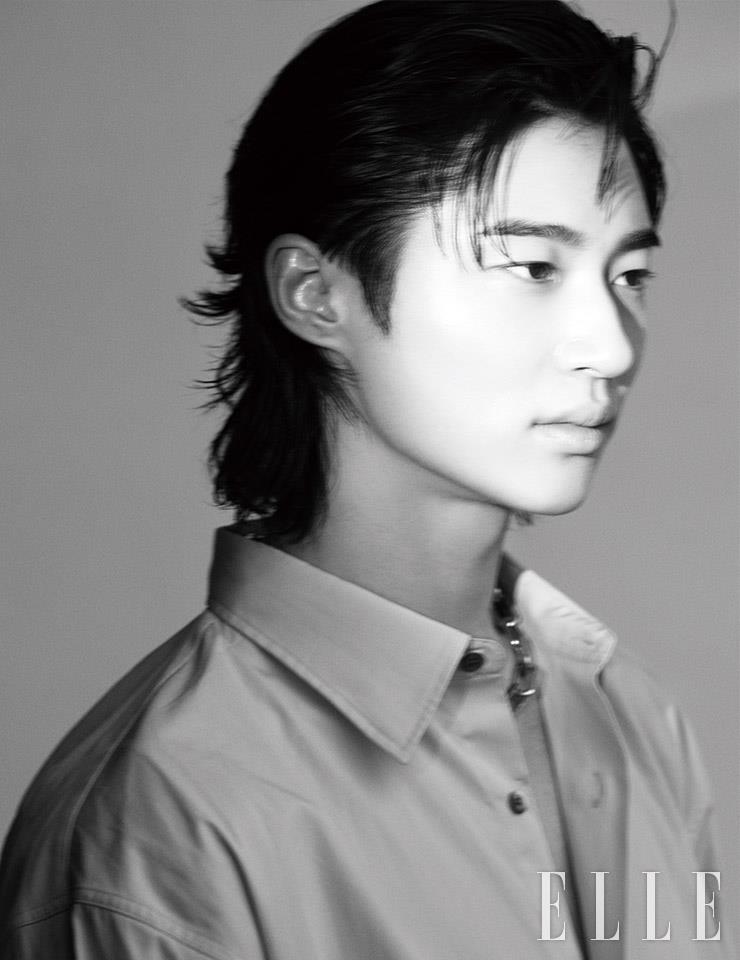 셔츠는 Dries Van Noten by Boontheshop. 네크리스는 스타일리스트 소장품. 