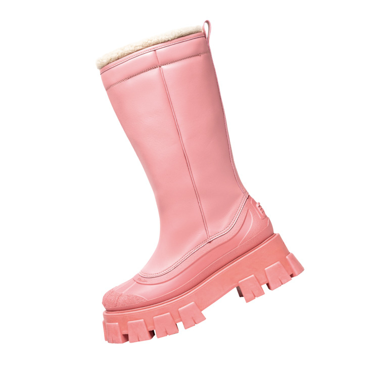 투박한 러버 솔이 특징적인 레인 부츠는 가격 미정, Prada.