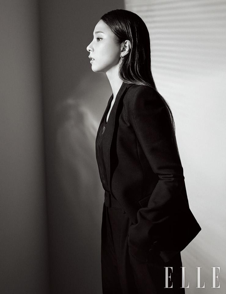 새틴 소재의 재킷과 시스루 톱, 팬츠는 모두 Valentino. 이어링은 스타일리스트 소장품.