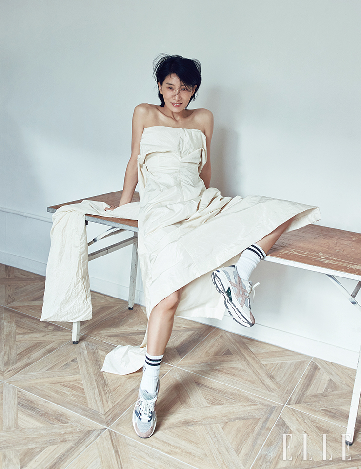 튜브 톱 드레스는 The Row. 양말은 Miu Miu. 스니커즈는 Asics.