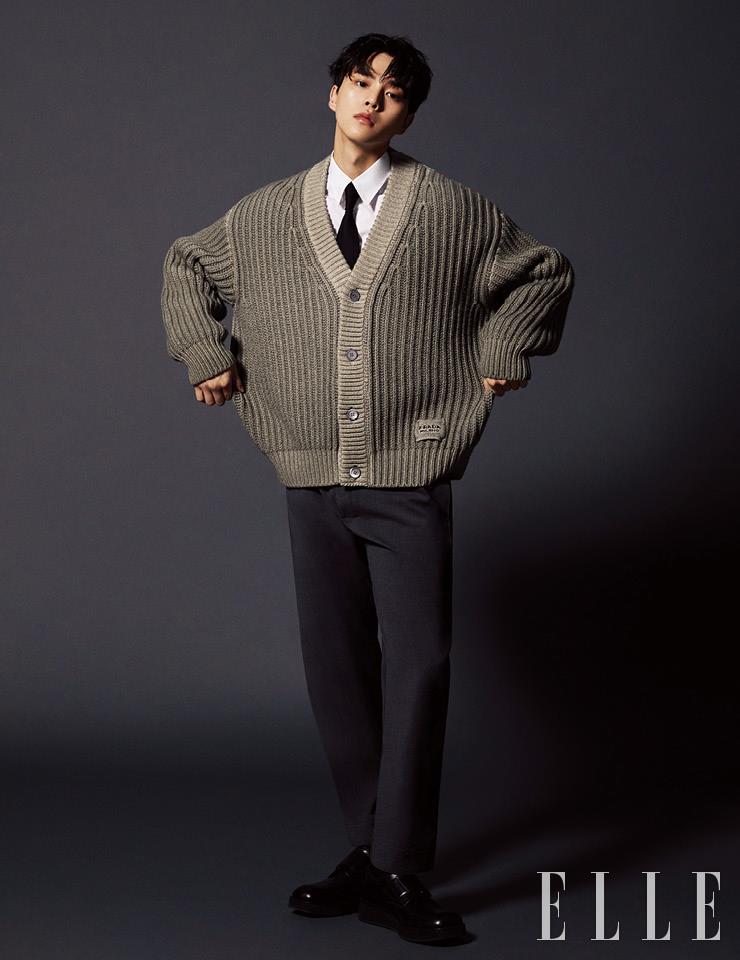 벌키한 니트 카디건과 셔츠, 그레이 컬러 팬츠, 더비 슈즈, 타이는 모두 Prada.